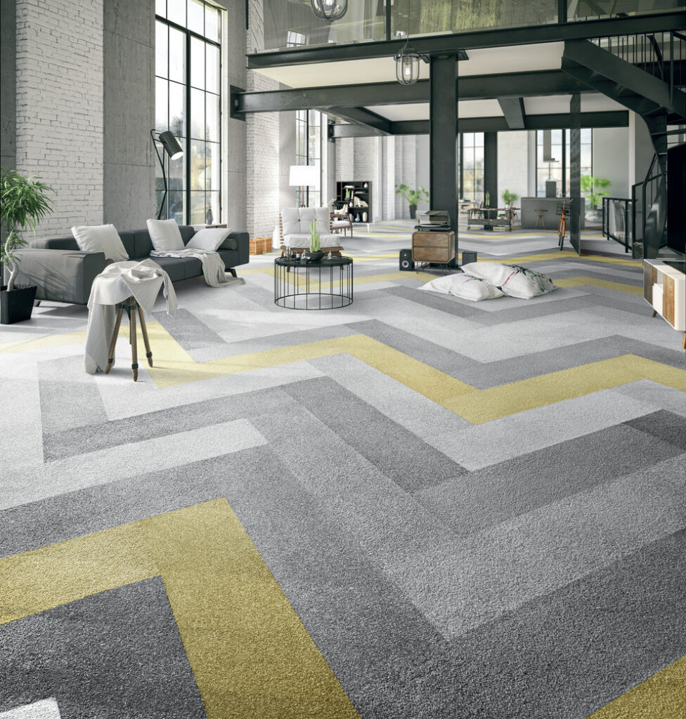 Ein Wohnzimmer mit gelbem und grauem Teppichboden. Farbenhaus Pflüger - Raumausstattung, Bodenbeläge, Vinylboden, Parkett, Farben, Malerarbeiten - Simmenet 2, 37235 Hessisch Lichtenau