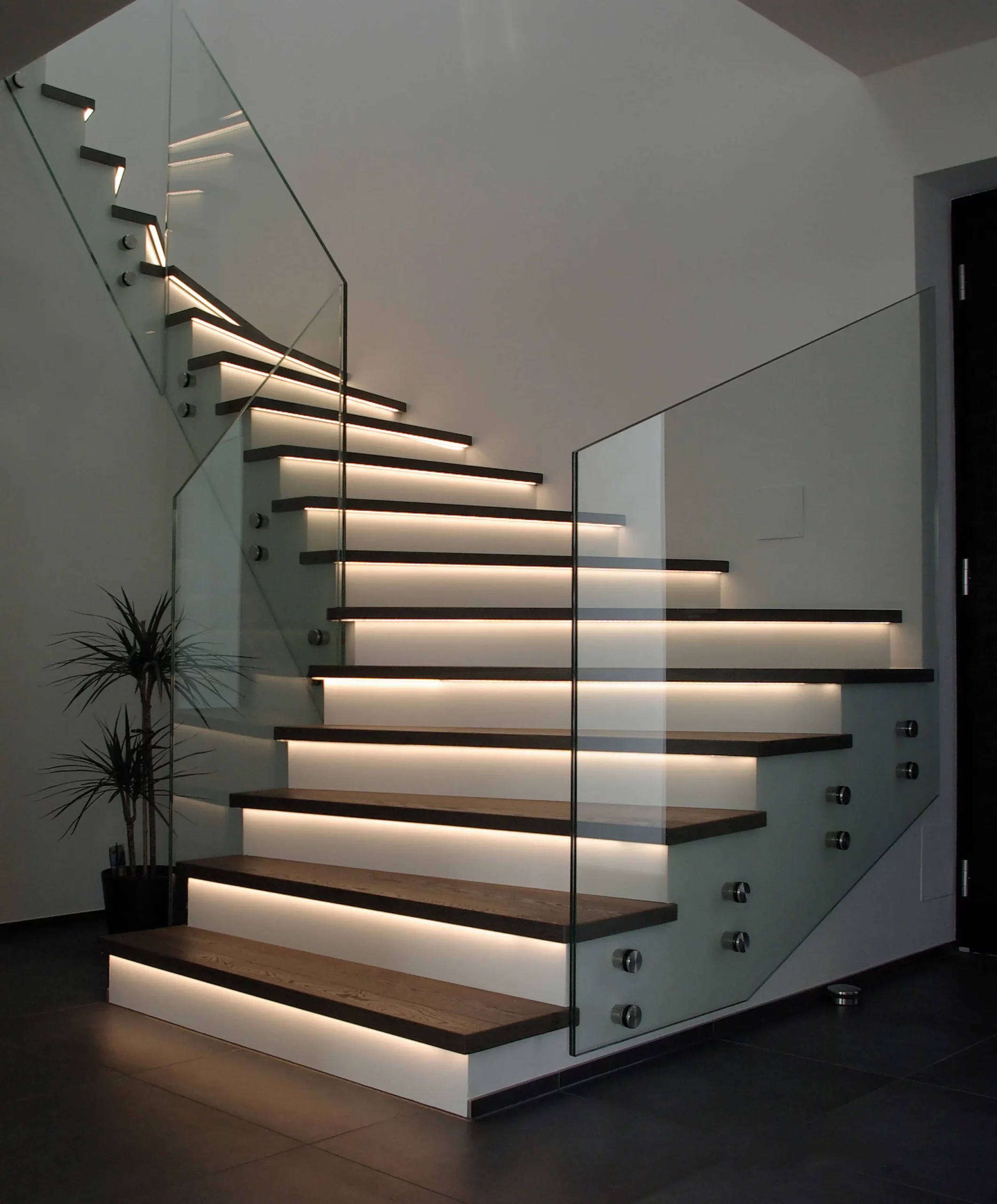 Eine moderne Treppe mit Glasgeländer und LED Beleuchtung an den Treppen - Stufen. SCHADS Wohnträume - Raumausstattung, Bodenbeläge, Vinylboden, Parkett, Gardinen - Josef-Beyerle-Straße 11, 71263 Weil der Stadt