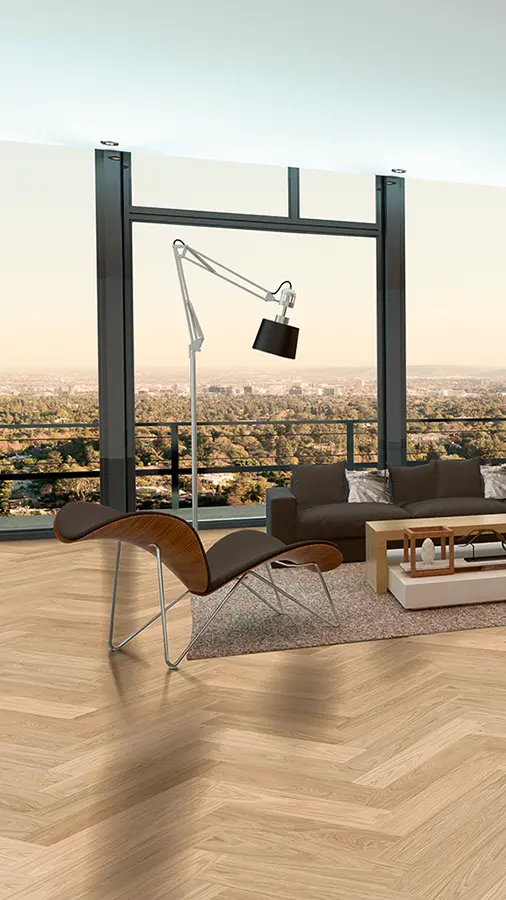 Modernes Wohnzimmer von Schads Wohnträume mit raumhohen Fenstern und malerischem Blick auf die Stadt. Der Raum verfügt über einen stilvollen Loungesessel, ein großes Sofa, einen hölzernen Couchtisch und eine moderne Stehlampe auf einem Fischgrätboden. SCHADS Wohnträume - Raumausstattung, Bodenbeläge, Vinylboden, Parkett, Gardinen - Josef-Beyerle-Straße 11, 71263 Weil der Stadt