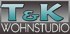 Logo mit dem Text „T & K WOHNSTUDIO“ in fetten Buchstaben, gekennzeichnet durch einen Farbverlauf aus Türkis und Grau. - Firmenadresse